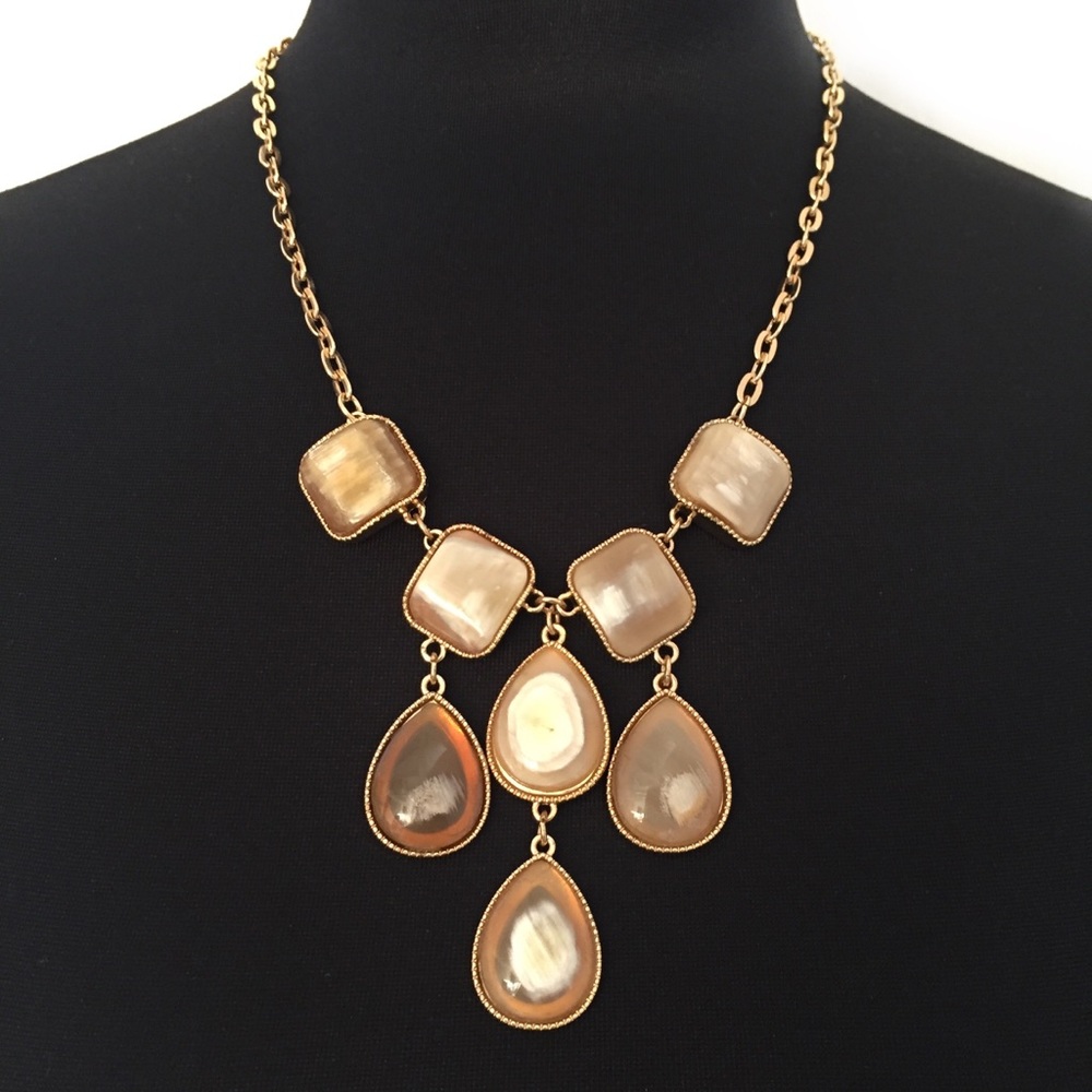 BCBG NECKLACE CHAIN GOLD TONED STONE BID CLUSTER